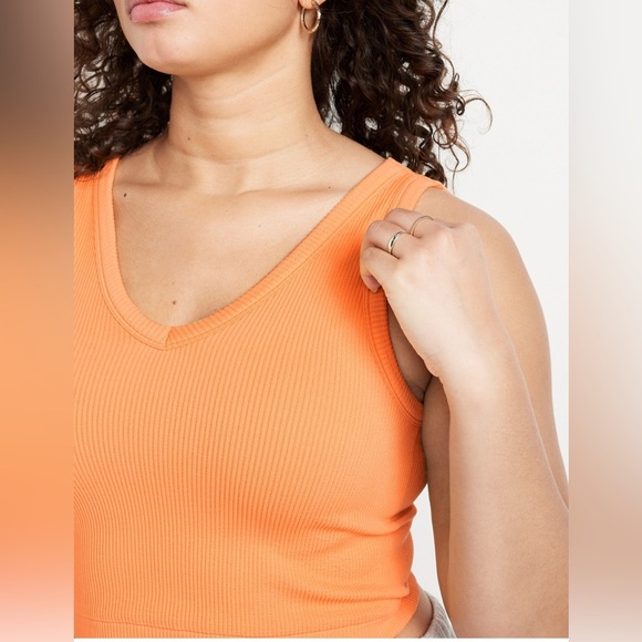 Old navy Exhale Ribbed V-Neck Crop Top - Picture 3 of 9